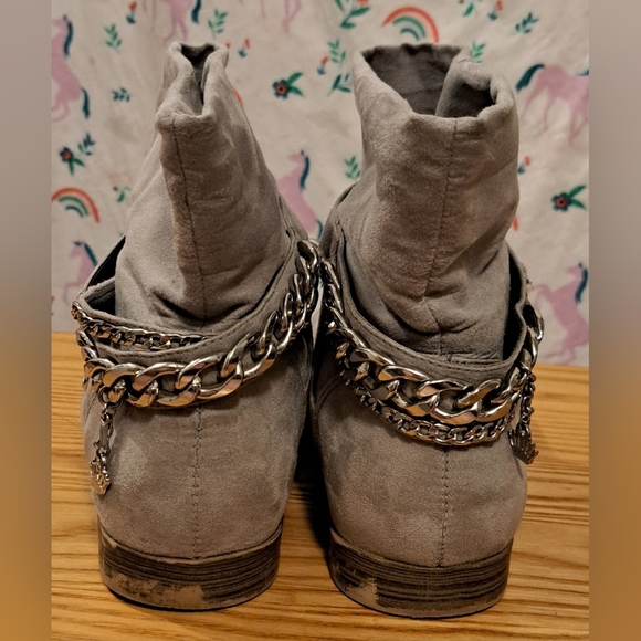 Juicy Couture Grey Vegan Suede Neutral Boho Casual Ankle Boot w/ Chains SZ 8M - Picture 5 of 10
